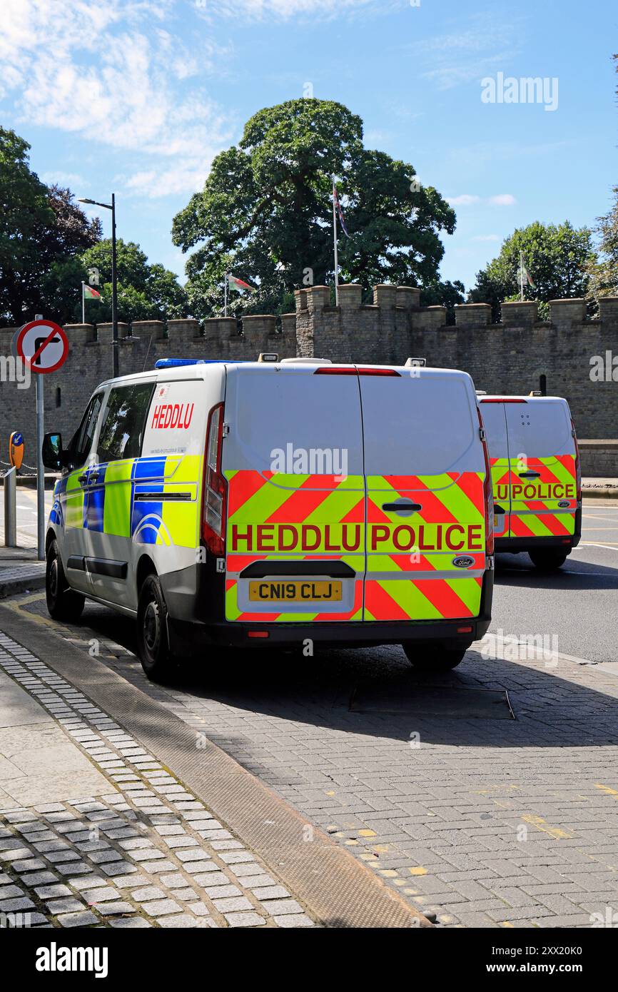 Due furgoni della polizia - heddlu de cymru, Regno Unito - parcheggiati di fronte al castello di Cardiff, Cardiff, Galles del Sud, Regno Unito. Presa agosto 2024 Foto Stock