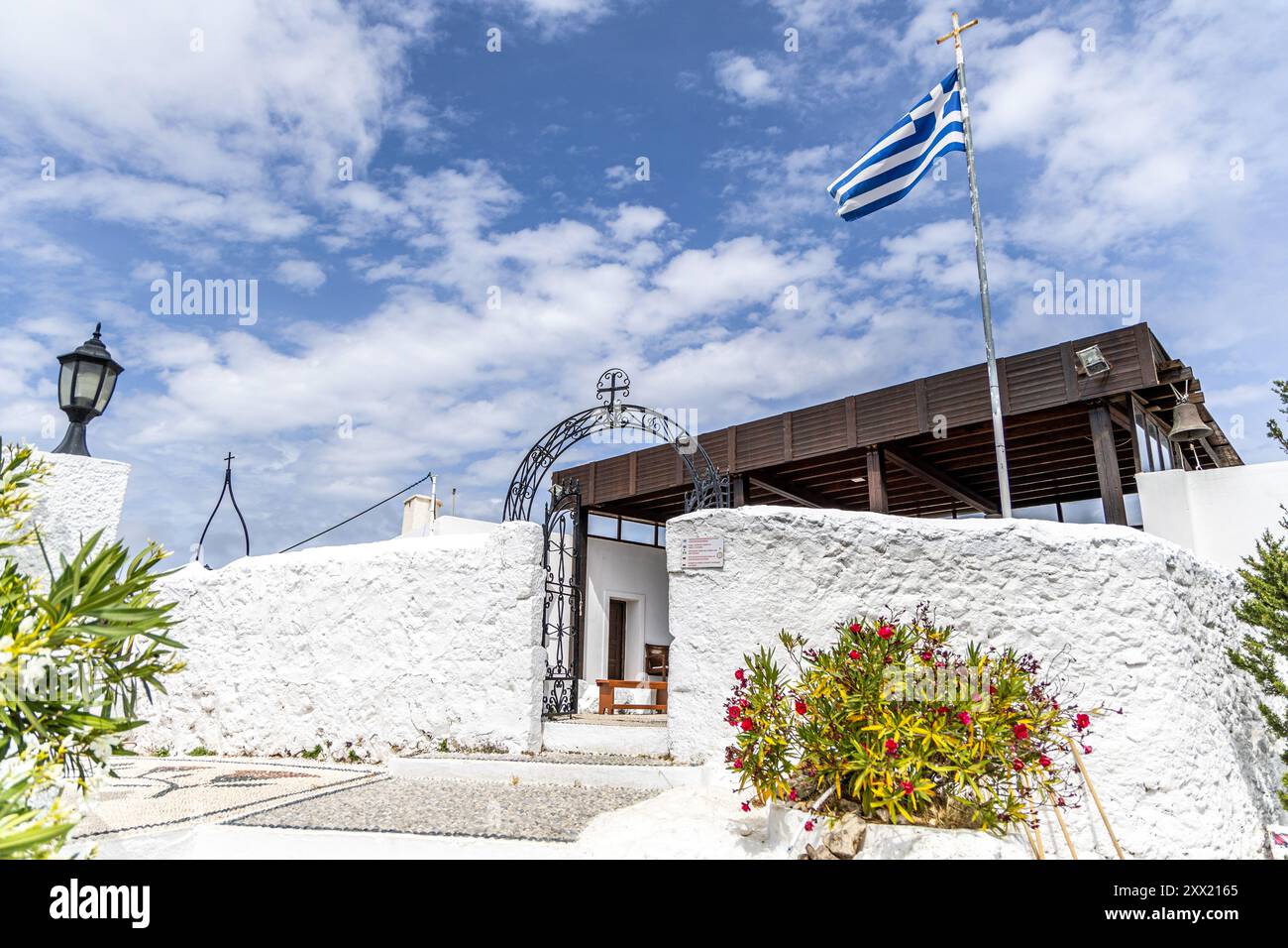 Rodi, Grecia - 9 maggio 2024: Sacro Monastero della Vergine Maria Tsambika Kyra Psili 300 gradini bianchi per raggiungerlo. Foto Stock
