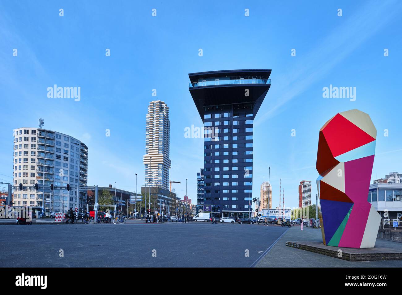 Rotterdam, Paesi Bassi - 10 aprile 2024: Scultura della Maratona e gli Inntel Hotels o Doubletree by Hilton disegnati da MAS architectuur Foto Stock