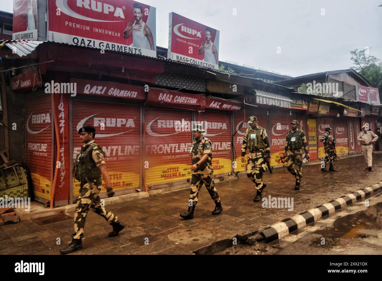 Srinagar, India. 15 agosto 2024. I poliziotti indiani mantengono vigili e pattugliamenti su strada durante le celebrazioni del 78° giorno dell'indipendenza dell'India. Il 15 agosto commemora ogni anno la libertà dell'India dal dominio coloniale britannico nel 1947. (Foto di Mubashir Hassan/Pacific Press/Sipa USA) credito: SIPA USA/Alamy Live News Foto Stock