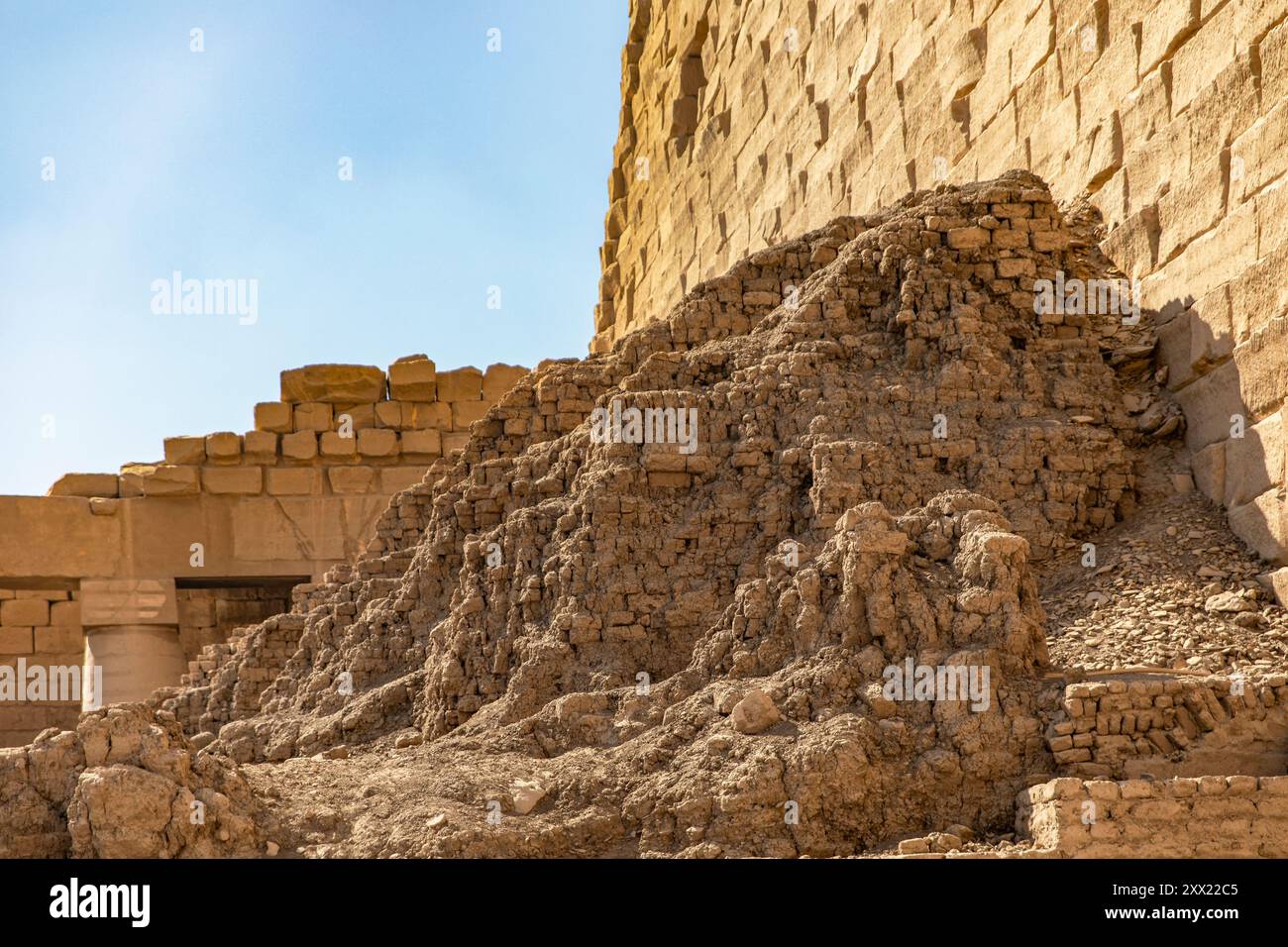 Scopri i tesori nascosti di Karnak, una piccola città egiziana. Sotto la sabbia del deserto si trova una vasta rete di antiche tombe e templi. Foto Stock