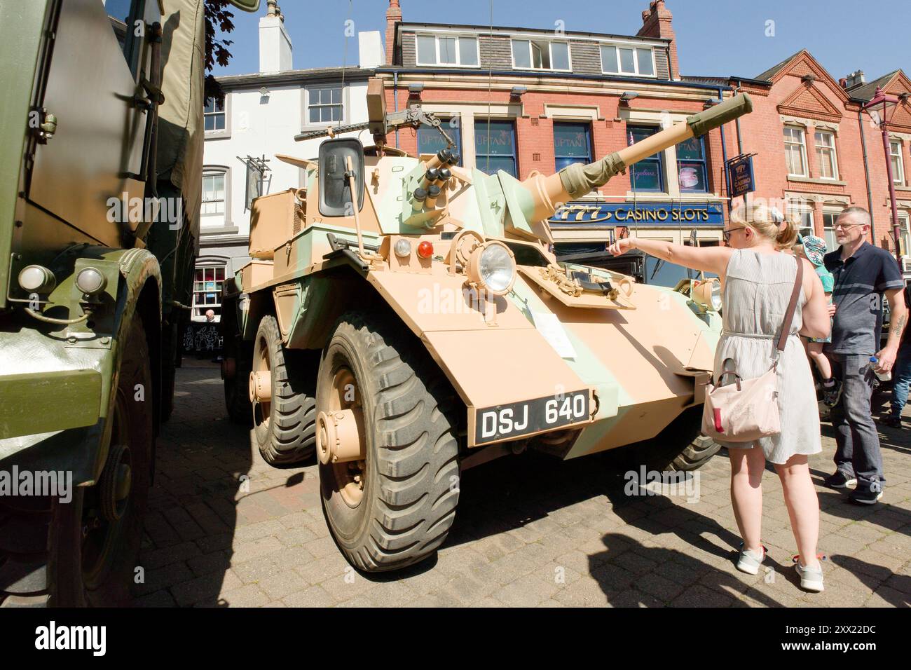 Obsoleta vettura corazzata dell'esercito britannico in mostra Foto Stock