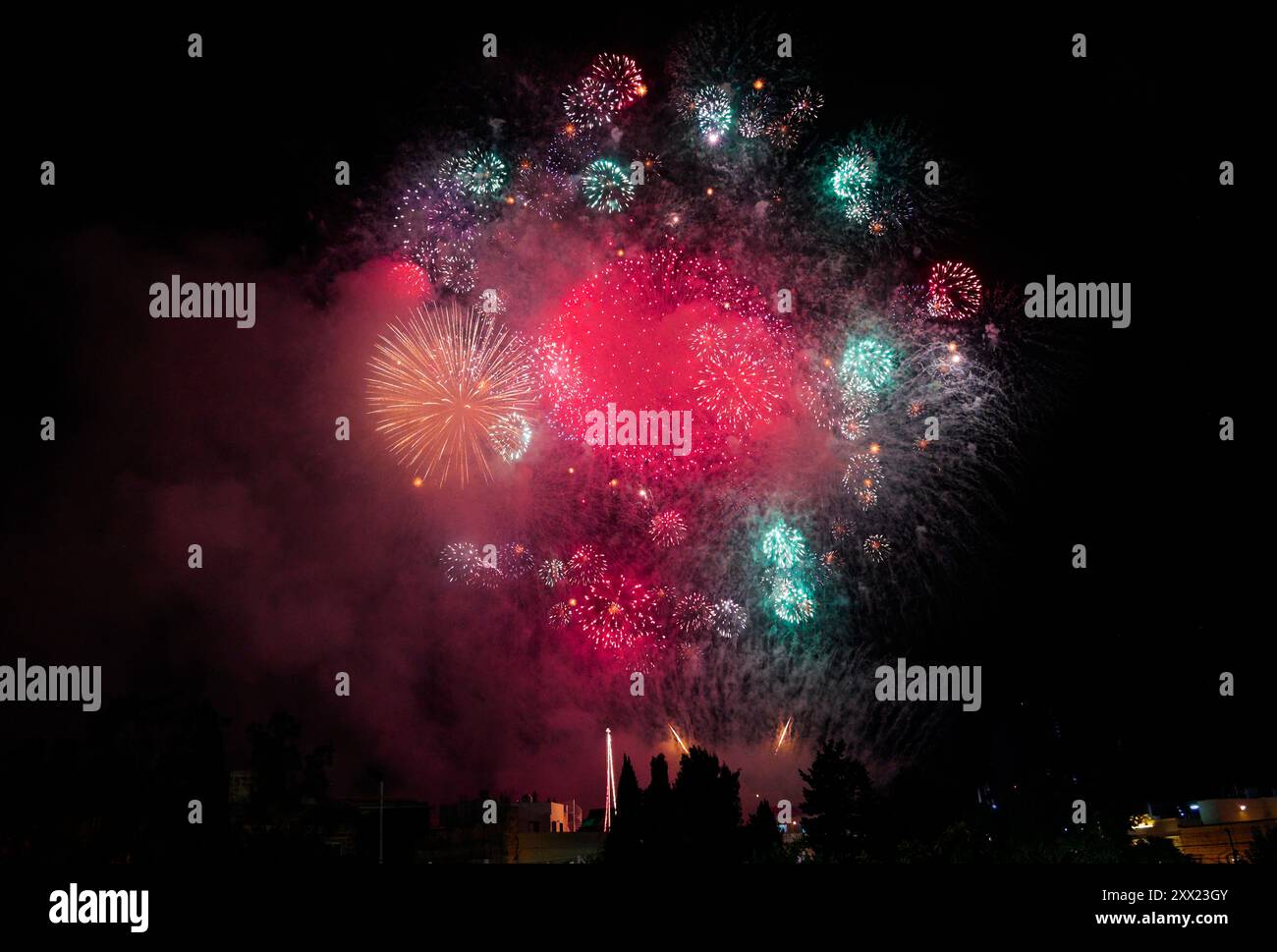 I vivaci fuochi d'artificio illuminano il cielo notturno in uno schema astratto. Festa della Trasfigurazione di Cristo, Lija, Malta, Mediterraneo Foto Stock