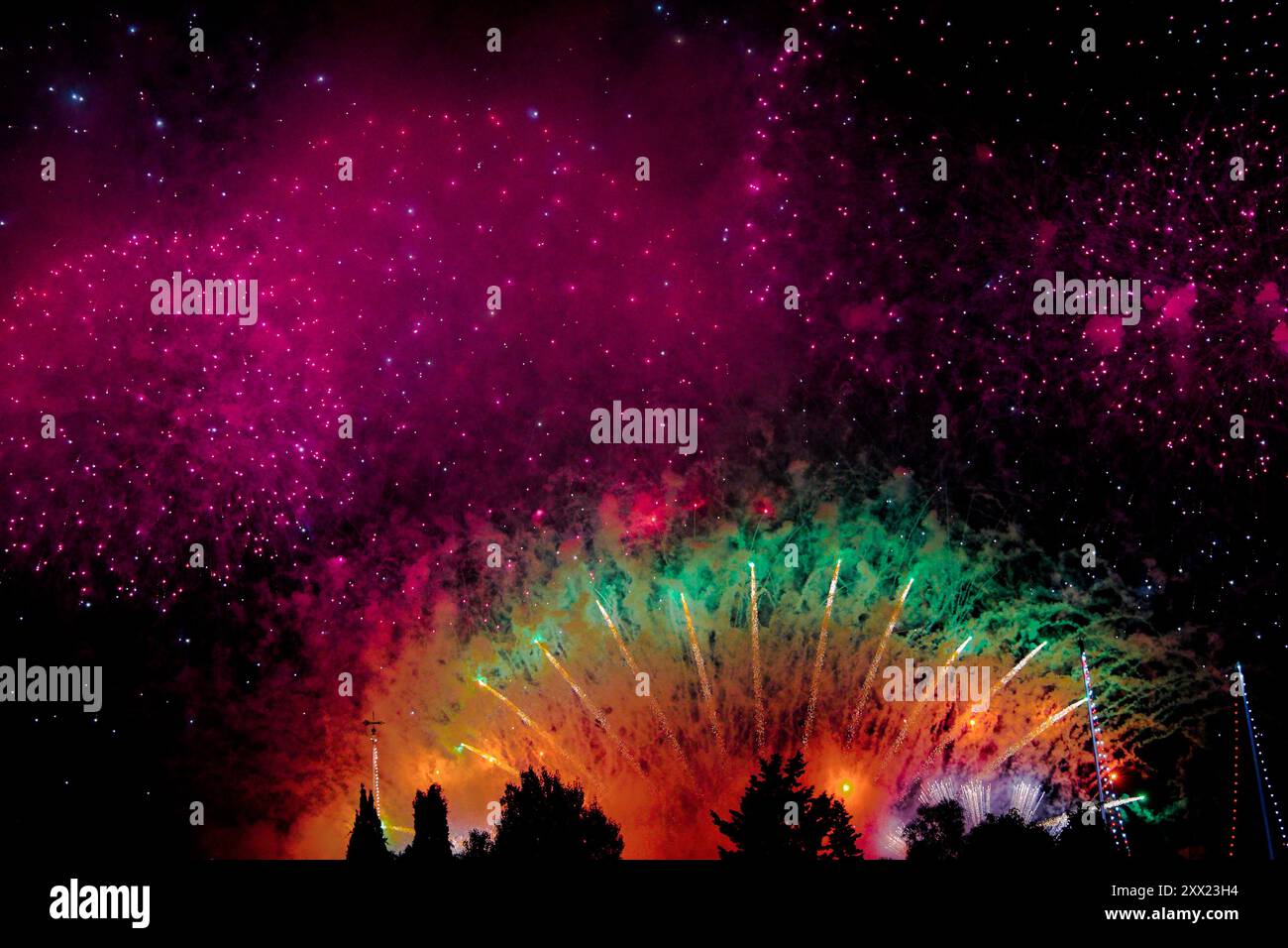 Un vivace spettacolo di fuochi d'artificio multicolore che illuminano il cielo notturno in uno schema astratto. Festa della Trasfigurazione di Cristo. Lija, Malta. Foto Stock