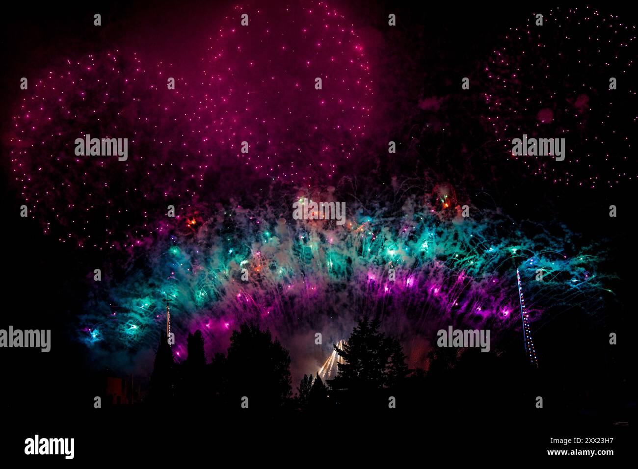 Uno spettacolo spettacolare di fuochi d'artificio colorati che illuminano il cielo notturno durante una celebrazione. Festa della Trasfigurazione di Cristo. Lija, Malta. Foto Stock