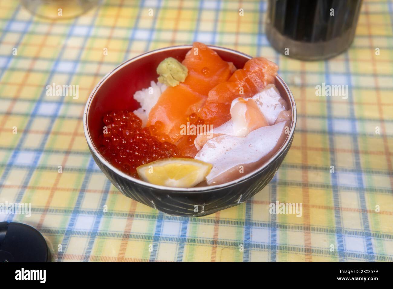 Ciotola di Chirashi (sushi) in Giappone Foto Stock