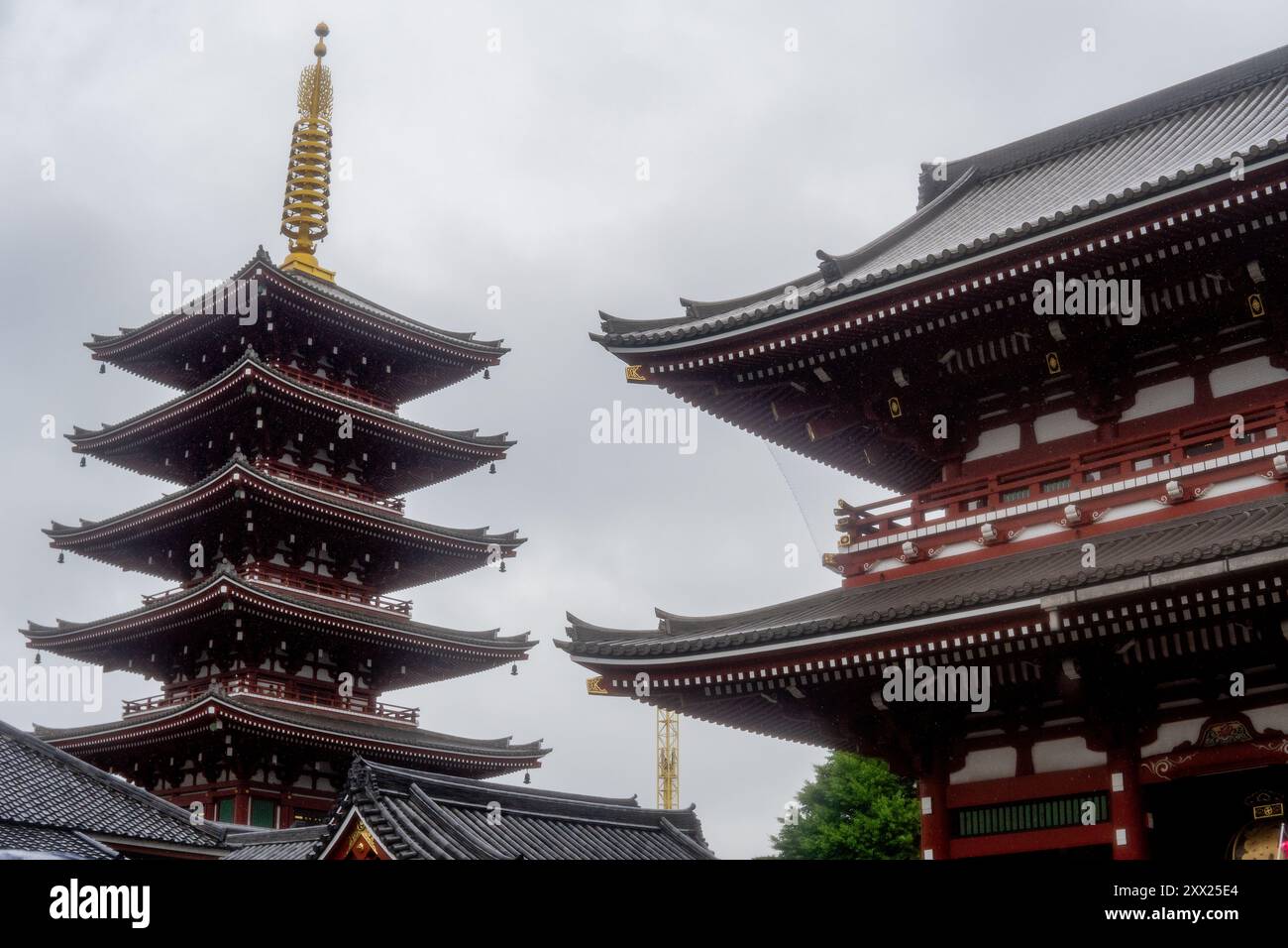 Pagoda in Giappone nel bel mezzo di un mercato Foto Stock