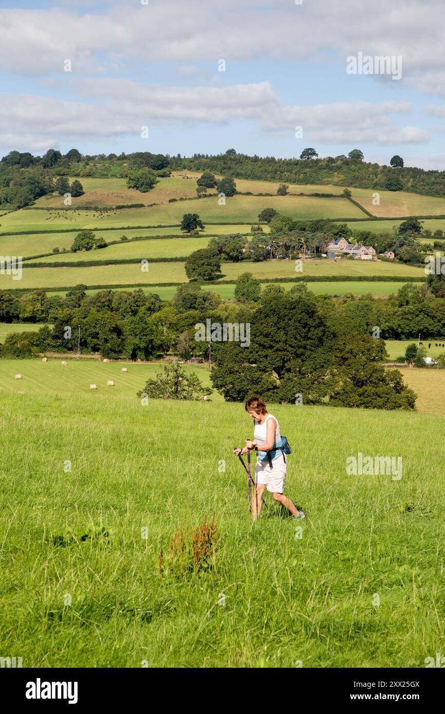 Donna che cammina lungo il sentiero Offa's Dyke nella campagna gallese del Monmouthshire, Galles Foto Stock
