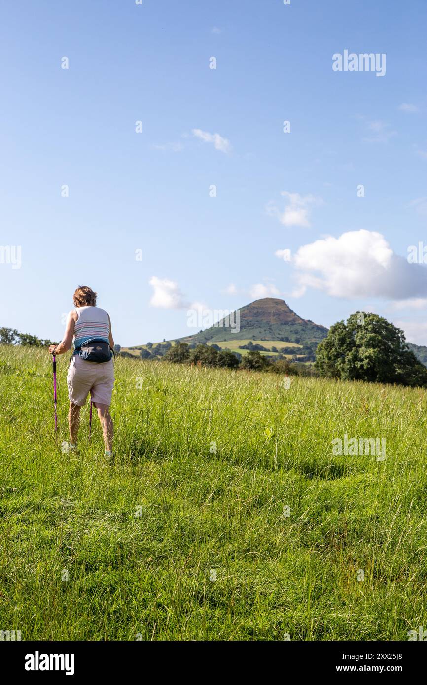 Donna che cammina lungo il sentiero Offa's Dyke nella campagna gallese del Monmouthshire, Galles Foto Stock