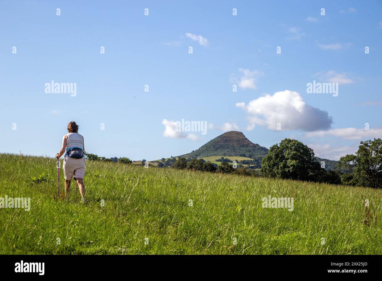 Donna che cammina lungo il sentiero Offa's Dyke nella campagna gallese del Monmouthshire, Galles Foto Stock