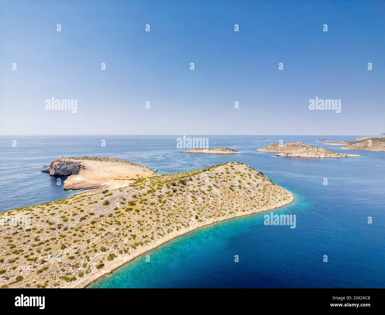 Isole Kornati, Croazia - 2 agosto 2024: Vista aerea della famosa destinazione di navigazione sul mare Adriatico, parco nazionale dell'arcipelago di Kornati. Regione della Dalmazia Foto Stock