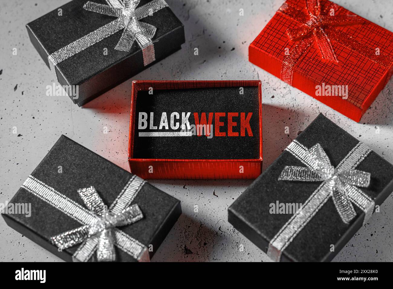 21 agosto 2024: Confezione regalo con la scritta: Black Week. La Black Week offre una varietà di sconti e offerte speciali, perfette per lo shopping natalizio. FOTOMONTAGGIO *** Geschenkverpackungen mit dem Schriftzug: Settimana nera. Die Black Week bietet eine Vielzahl von Rabatten und Sonderangeboten, perfekt für das Weihnachtsshopping. FOTOMONTAGE Foto Stock