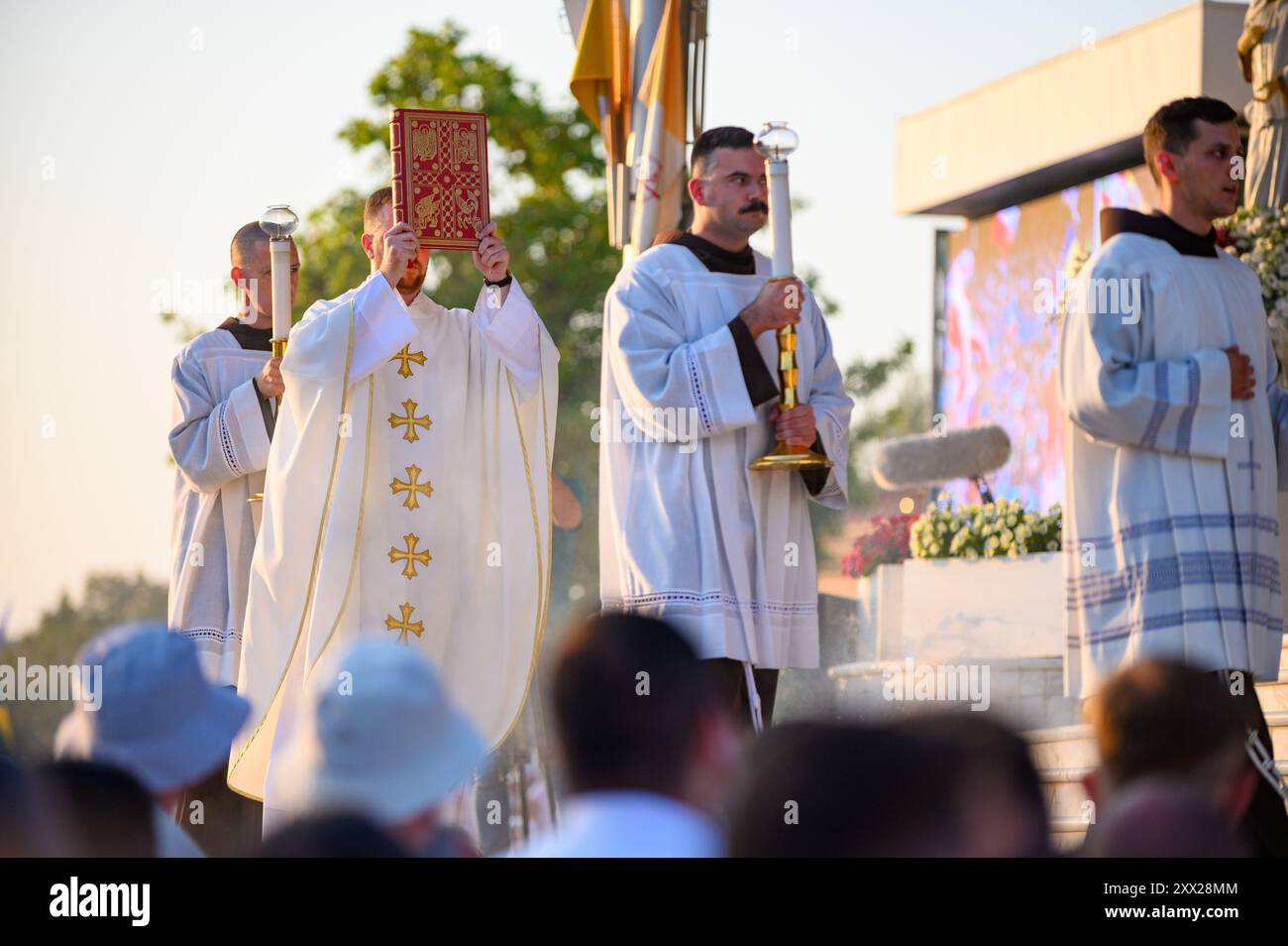 Il Vangelo è solennemente portato da un sacerdote nella Santa messa. Mladifest 2024, l'annuale festival giovanile di Medjugorje. Foto Stock