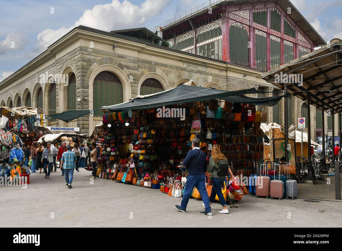 Il mercato centrale di San Lorenzo con bancarelle che vendono i prodotti tipici della pelletteria fiorentina, Firenze, Toscana, Italia Foto Stock