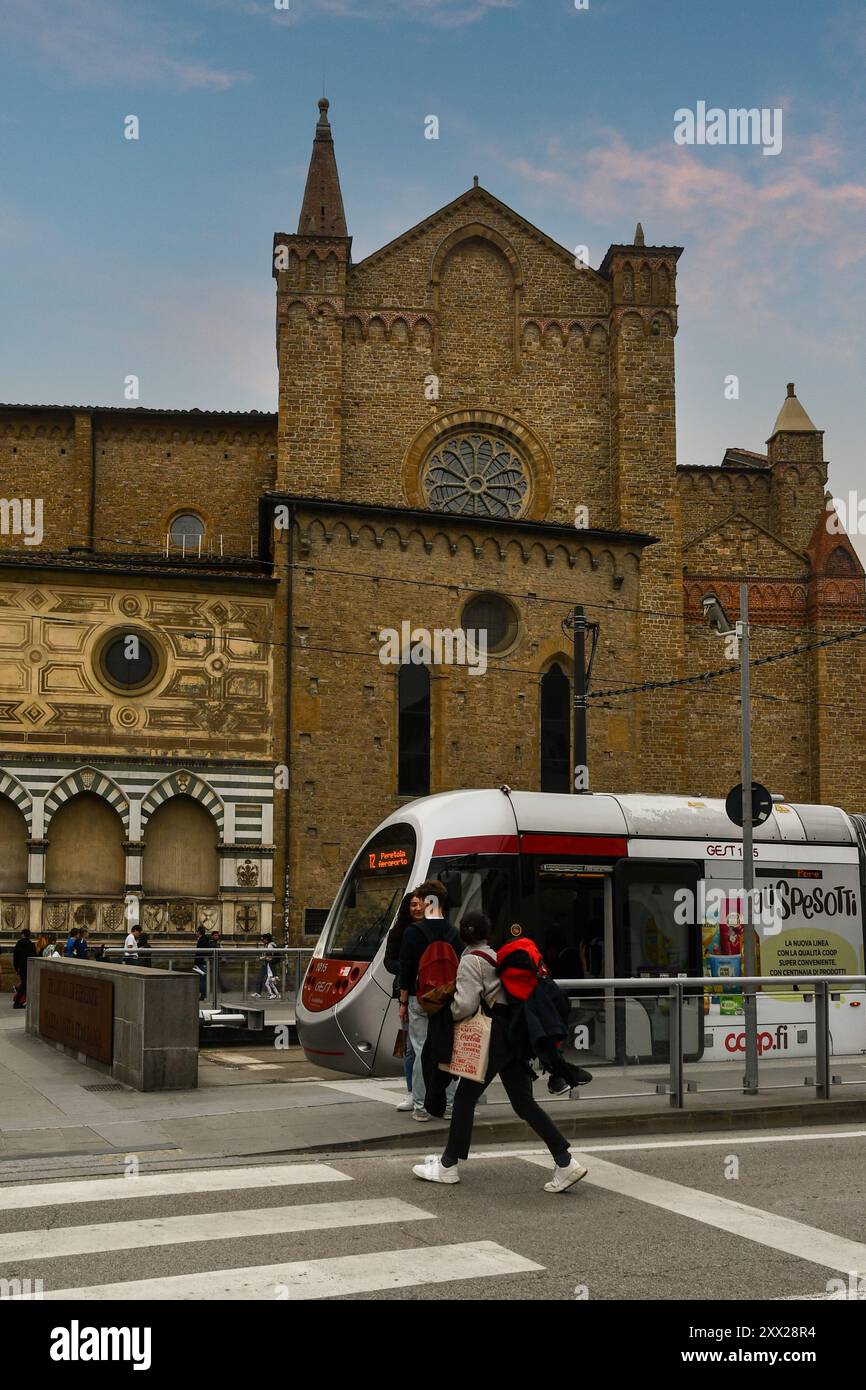 Tram che collega il capolinea in Piazza dell'Unità Italiana all'aeroporto Vespucci, di fronte alla chiesa di Santa Maria Novella, Firenze, Italia Foto Stock