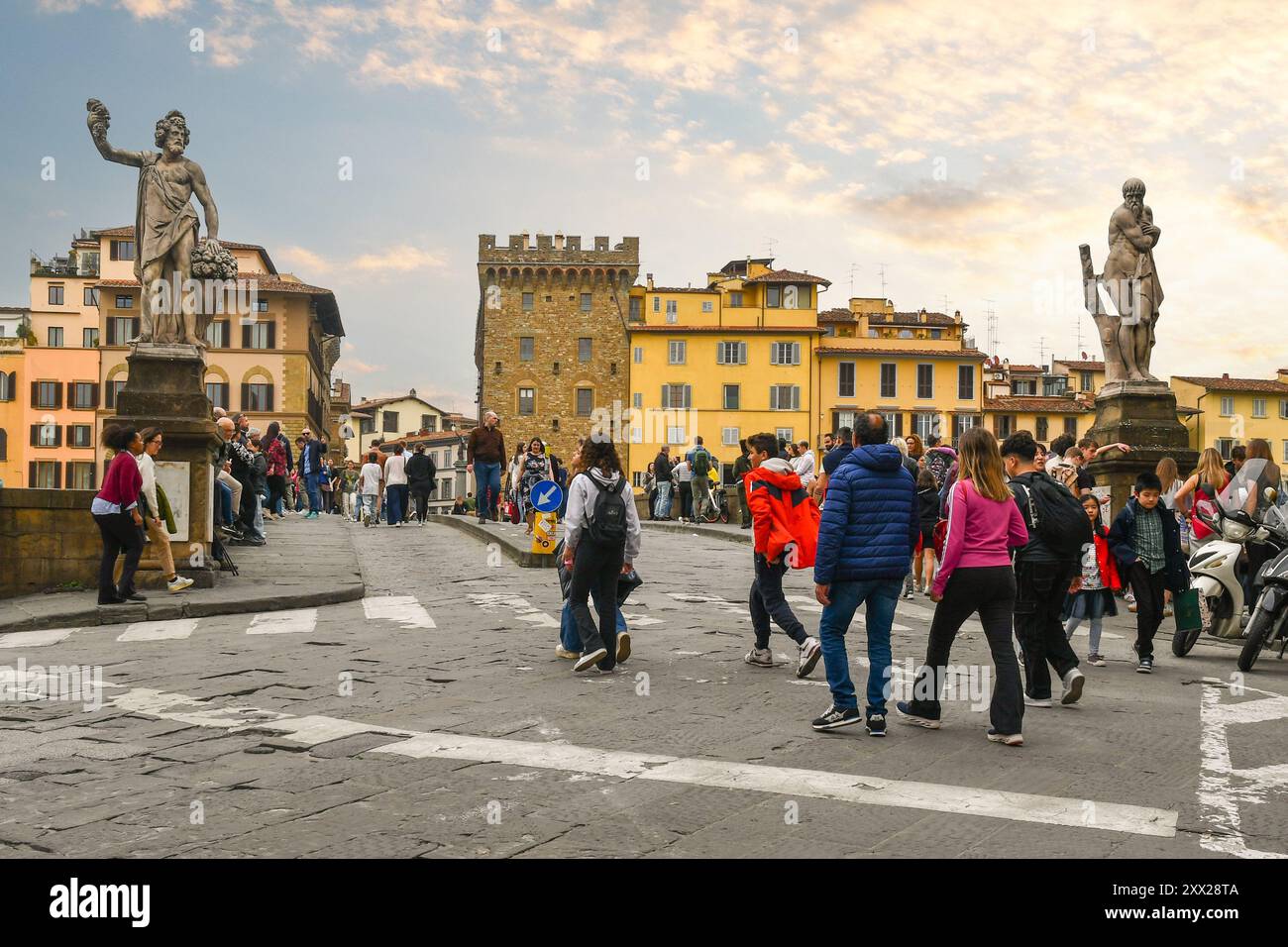 I turisti sul Ponte Santa Trinita rinascimentale, con le statue del XVII secolo Autunno (sinistra) e Inverno, al tramonto, Firenze, Tusacny, Italia Foto Stock
