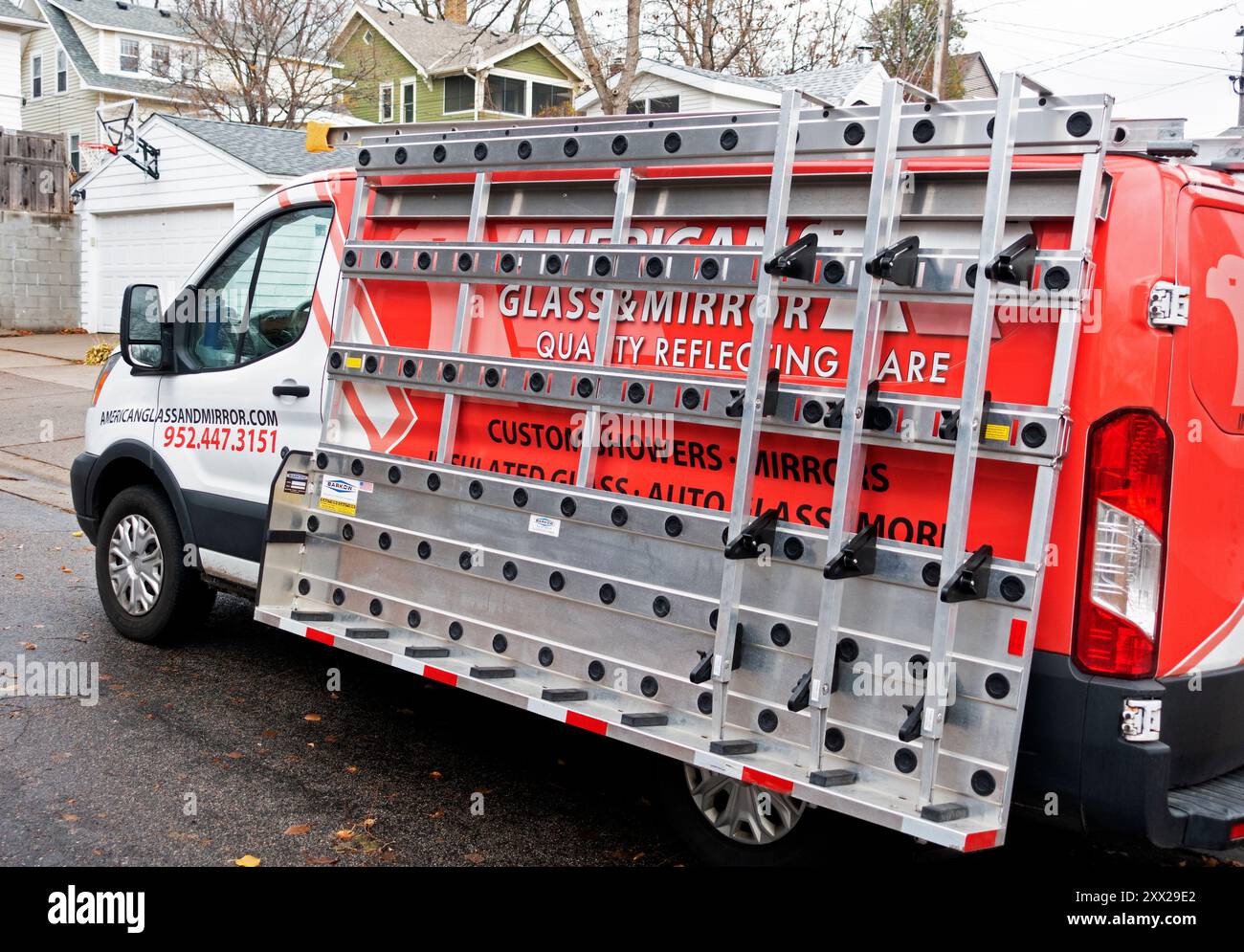 Carrello rosso con scaffale laterale per il trasporto di grandi lastre di vetro del finestrino. St Paul, Minnesota, Minnesota, Stati Uniti Foto Stock