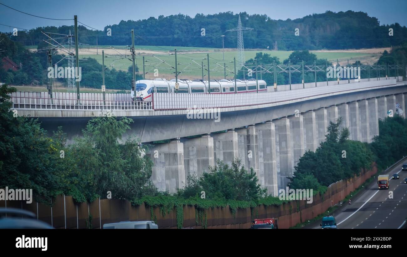 Symbolbild Schnellfahrstrecke, Köln Rhein/Main, deutsche Eisenbahn-Hochgeschwindigkeitsstrecke, Autobahn, Personenfernverkehr, Siegburg, Montabaur, Limburgo, Frankfurter Flughafen, Francoforte sul meno, Bahnstrecke, Breckenheim Wiesbaden, Kölner Flughafenschleife, Flughafen Köln/Bonn, Rhein-Ruhr, Francoforte sul meno, Reisezeit, Linken Rheinstrecke, Hauptbahnhof Köln, Fahrplanjahr 2022, Feste Fahrbahn, Längsneigungen, Kurven, Überhöhung, Wirbelstrombremsen, VERKEHRSWEGEBÜNDELUNG, A 3, ICE 3, BR 403, BR 406, BR 407, Messfahrten, Kernnetz, Transeuropäische Verkehrsnetze, Neubaustrecken, Groß-Gerau Foto Stock