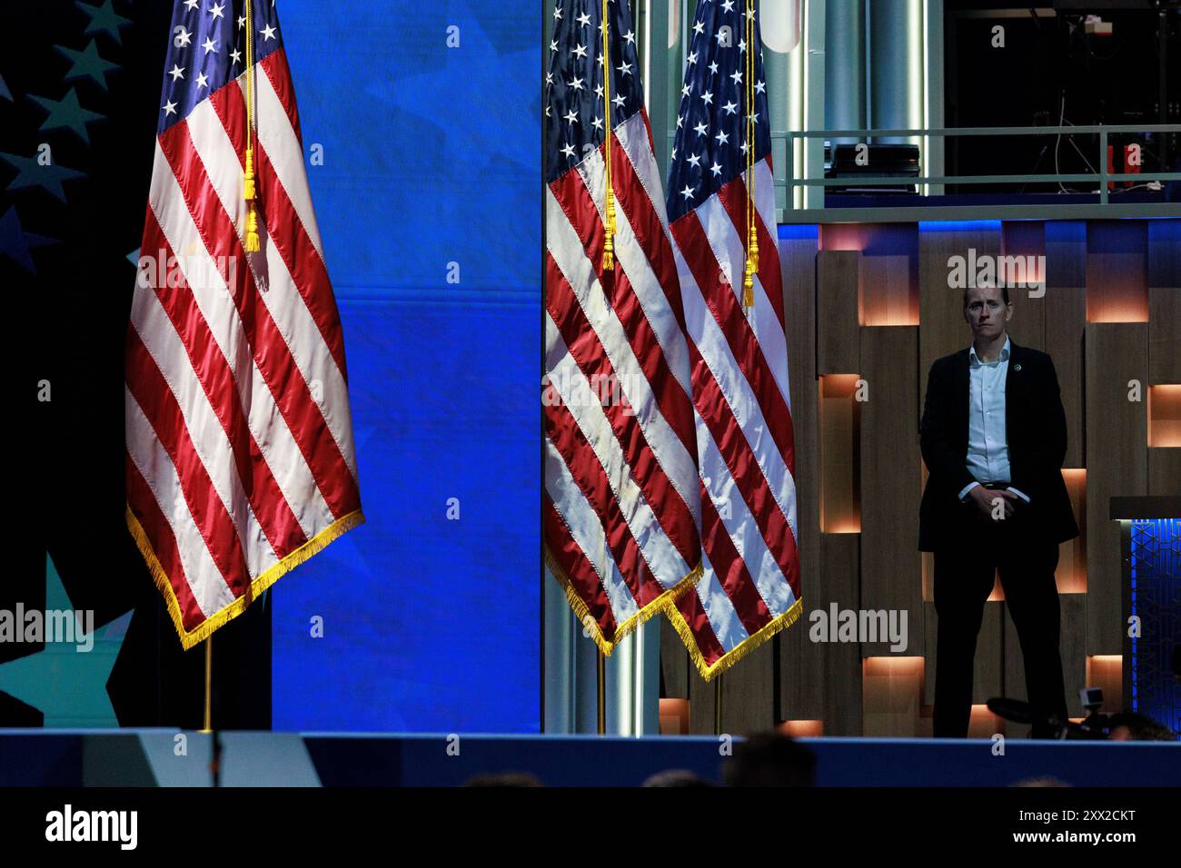 Chicago, Illinois, Stati Uniti. 20 agosto 2024. Un membro della forza di sicurezza guarda mentre Doug Emhoff (non nella foto) parla durante il secondo giorno della Convenzione Nazionale Democratica (DNC) allo United Center. Delegati, politici e sostenitori del partito democratico si riunirono a Chicago, mentre l'attuale vicepresidente Kamala Harris nominò il candidato presidenziale del suo partito. Il DNC si svolge dal 19 al 22 agosto. (Credit Image: © Jeremy Hogan/SOPA Images via ZUMA Press Wire) SOLO PER USO EDITORIALE! Non per USO commerciale! Foto Stock