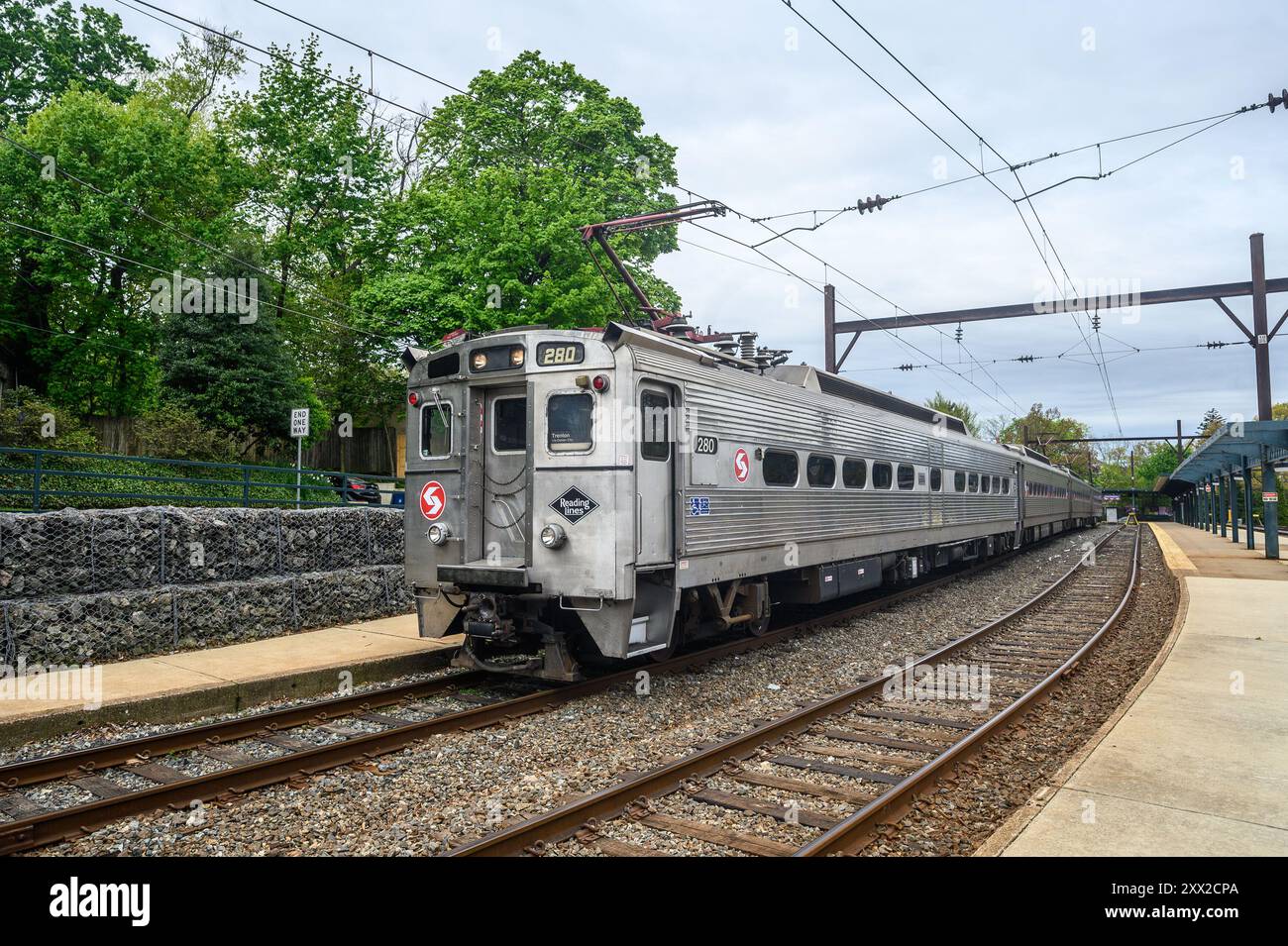 SEPTA Silverliner IV MU 280 con lo schema di lettura a Chestnut Hill East Foto Stock