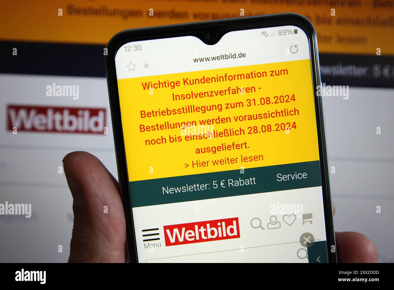 Auf einem smartphone wurde der Shop des Traditionsunternehmens Weltbild aufgerufen. Dort informiert der Buchhändler die Kunden über die Betriebsstillegung zum 31. Agosto 2024. Schnelsen Hamburg *** il negozio della storica società Weltbild è stato richiamato su uno smartphone, il libraio informa i clienti della chiusura delle attività il 31 agosto 2024 Schnelsen Amburgo Foto Stock