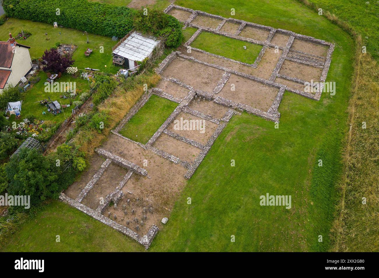 Vista aerea delle rovine di un'antica corte romana e delle terme di Caerwent, Galles (venta silurum) Foto Stock