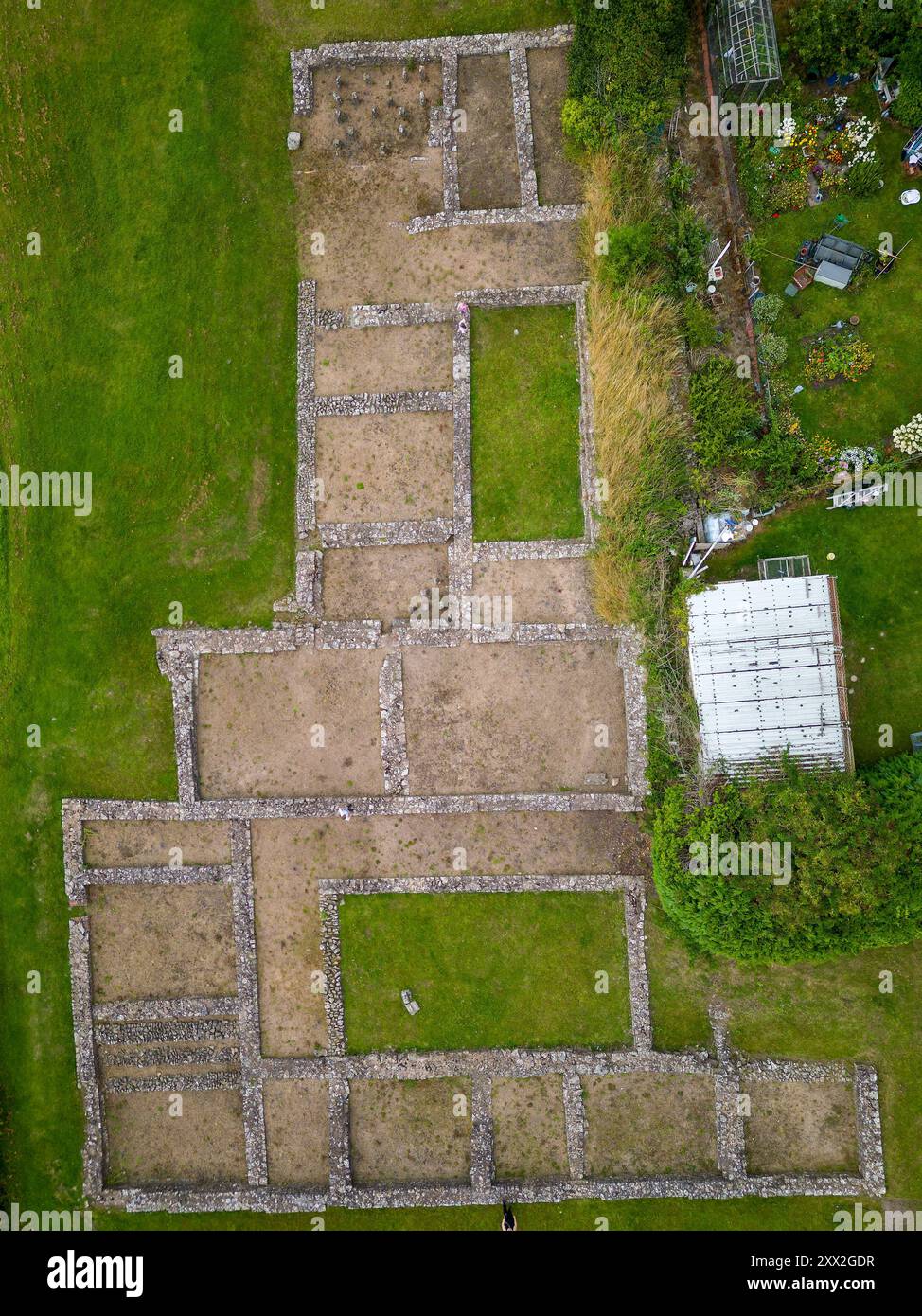Vista aerea dall'alto verso il basso delle rovine di un cortile romano e delle terme di Caerwent, Galles Foto Stock