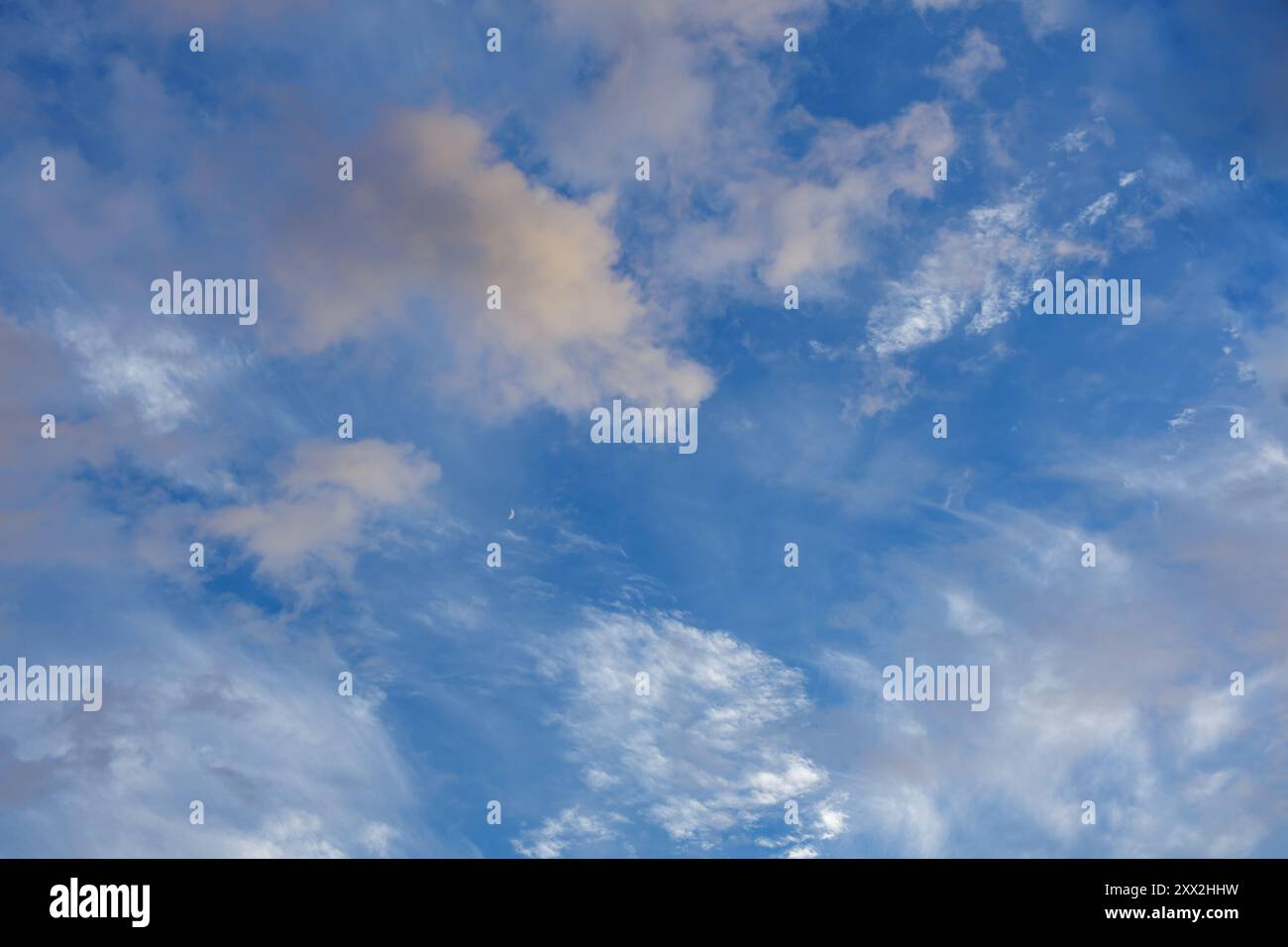 Le morbide nuvole di colore arancione decorano il cielo di Twilight Foto Stock