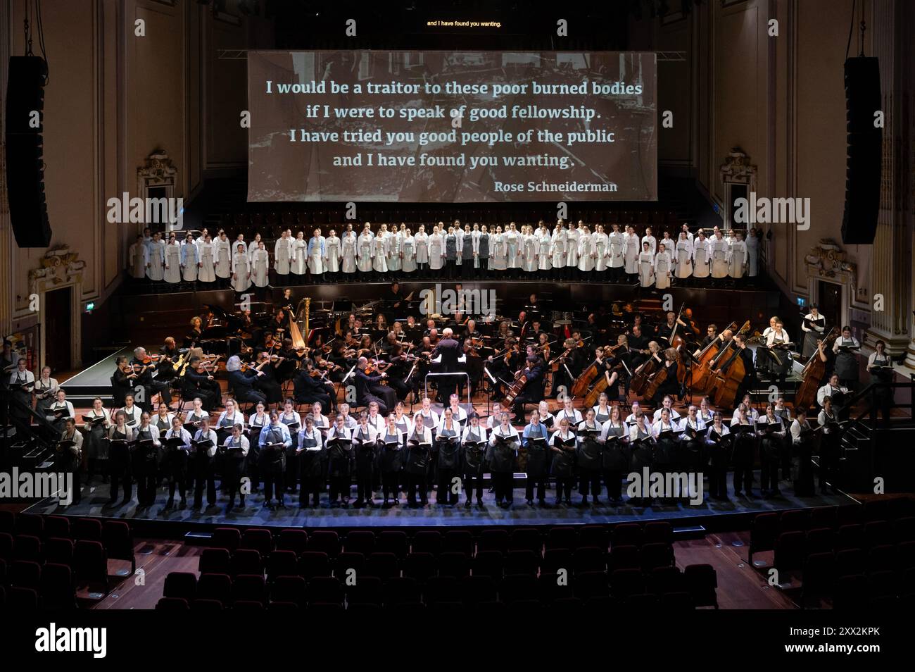 Edimburgo, 21 agosto 2024. La prima nel Regno Unito di un'eleganza multimediale appassionata per le vittime dell'incendio della fabbrica Triangle Shirtwaist di New York del 1911. Il direttore Marin Alsop, la Philharmonia Orchestra e le voci femminili del National Youth Choir of Scotland si uniscono per la prima esecuzione nel Regno Unito di Fire in My Mouth di Julia Wolfe. Tom Duffin fotografo. Foto Stock