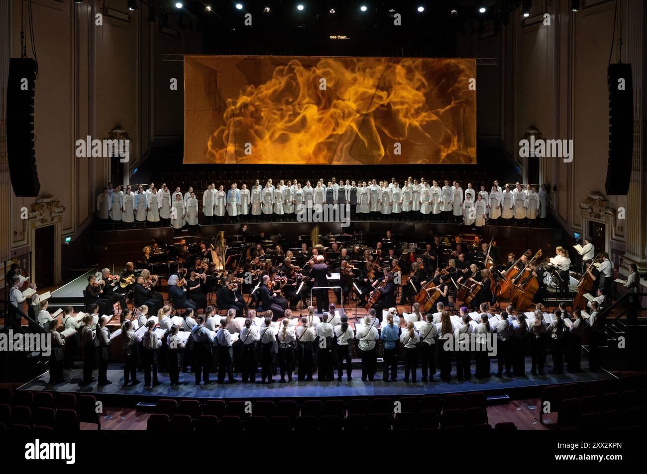 Edimburgo, 21 agosto 2024. La prima nel Regno Unito di un'eleganza multimediale appassionata per le vittime dell'incendio della fabbrica Triangle Shirtwaist di New York del 1911. Il direttore Marin Alsop, la Philharmonia Orchestra e le voci femminili del National Youth Choir of Scotland si uniscono per la prima esecuzione nel Regno Unito di Fire in My Mouth di Julia Wolfe. Tom Duffin fotografo. Foto Stock