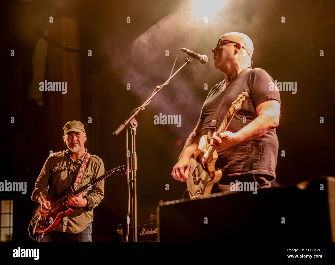 Halifax, Regno Unito. 21 agosto 2024. La rock band americana Pixies suona un concerto dal vivo nella Piece Hall. Da sinistra: Il chitarrista Joey Santiago e il frontman Black Francis. Crediti: ernesto rogata/Alamy Live News Foto Stock