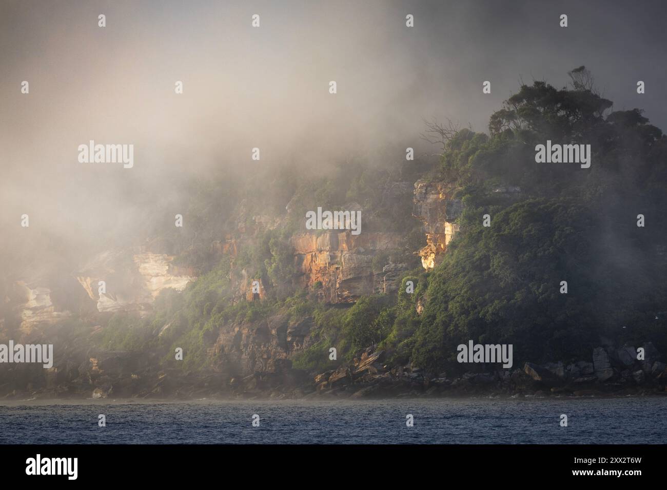 lion island sulla costa centrale del new south wales circondata da nebbia e atmosfera nebbiosa Foto Stock