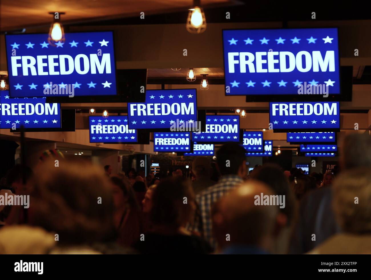 Milwaukee, Wisconsin, U.S.A. 20 agosto 2024. Migliaia di persone si dirigono ai loro posti prima che inizi la manifestazione della libertà. 18.000 persone si sono presentate al Fiserv Forum per ascoltare il vicepresidente Kamala Harris e il candidato Tim Walz, governatore del Minnesota. (Credit Image: © Pat A. Robinson/ZUMA Press Wire) SOLO PER USO EDITORIALE! Non per USO commerciale! Foto Stock