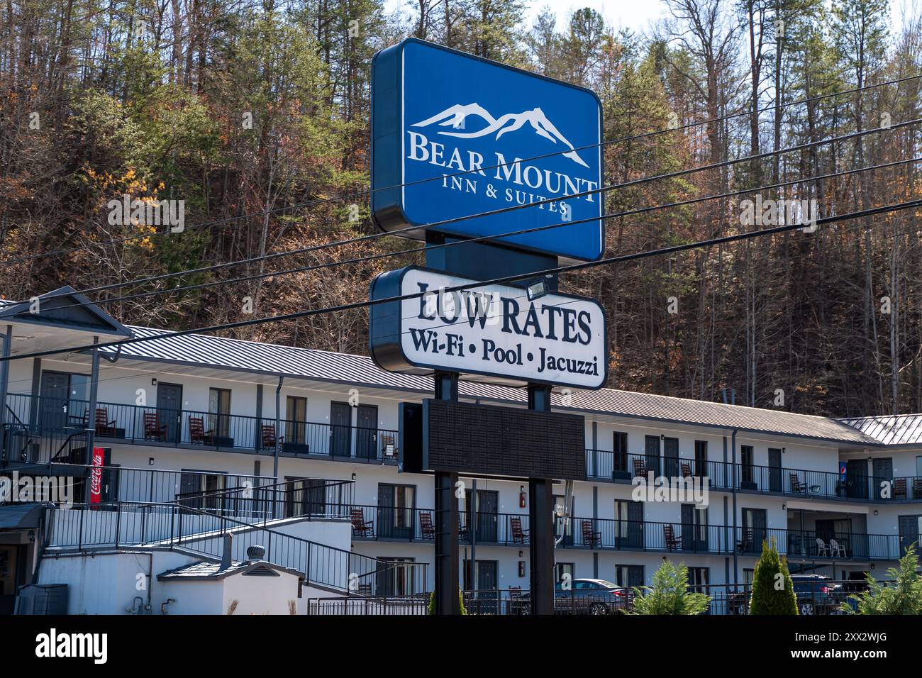 PIGEON FORGE, Tennessee - 12 marzo 2024: Edificio Bear Mount Inn and Suites e cartello lungo l'autostrada per le Great Smokey Mountains nel Tennessee. Foto Stock