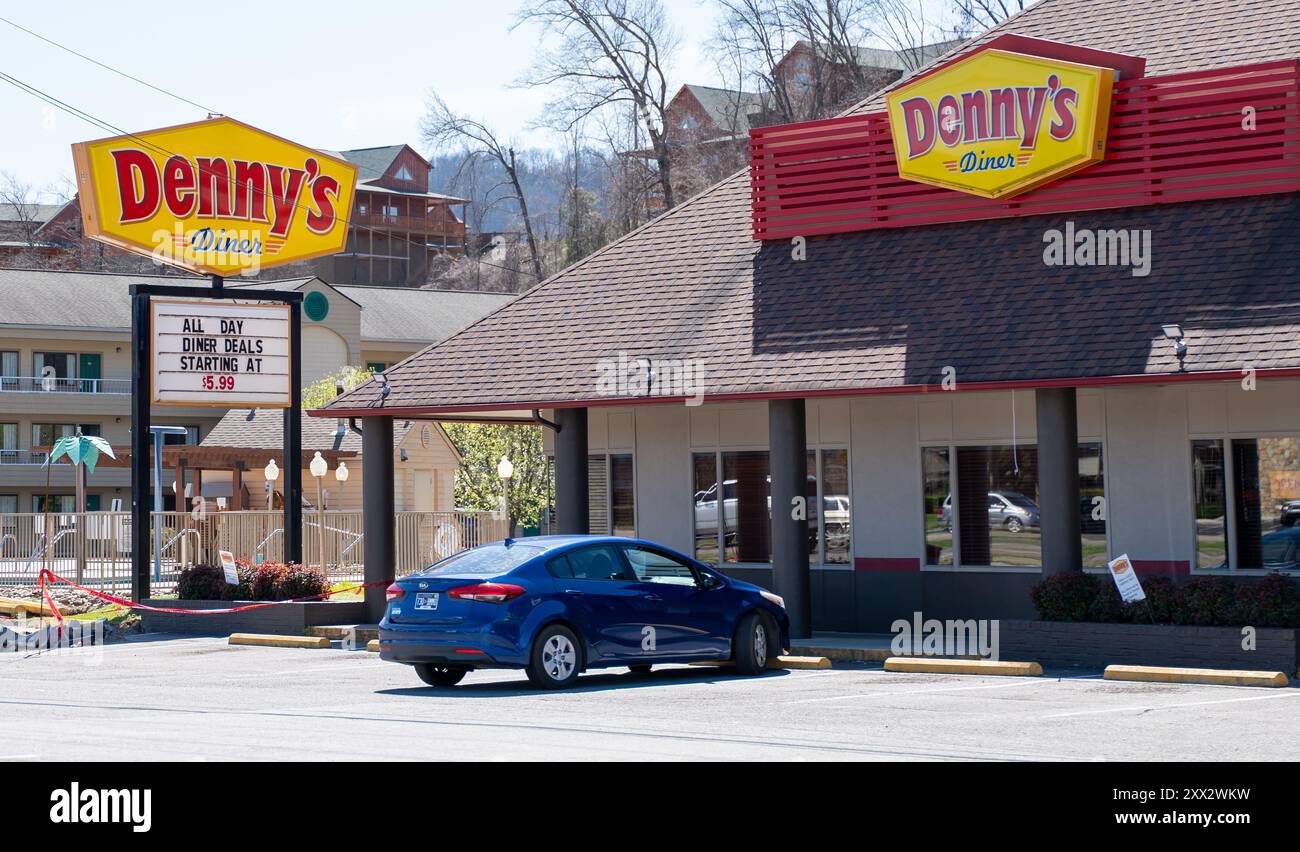 PIGEON FORGE, Tennessee - 12 marzo 2024: Cartelli Denny's Diner, ristorante e parcheggio, in una giornata di sole nel Tennessee. Foto Stock