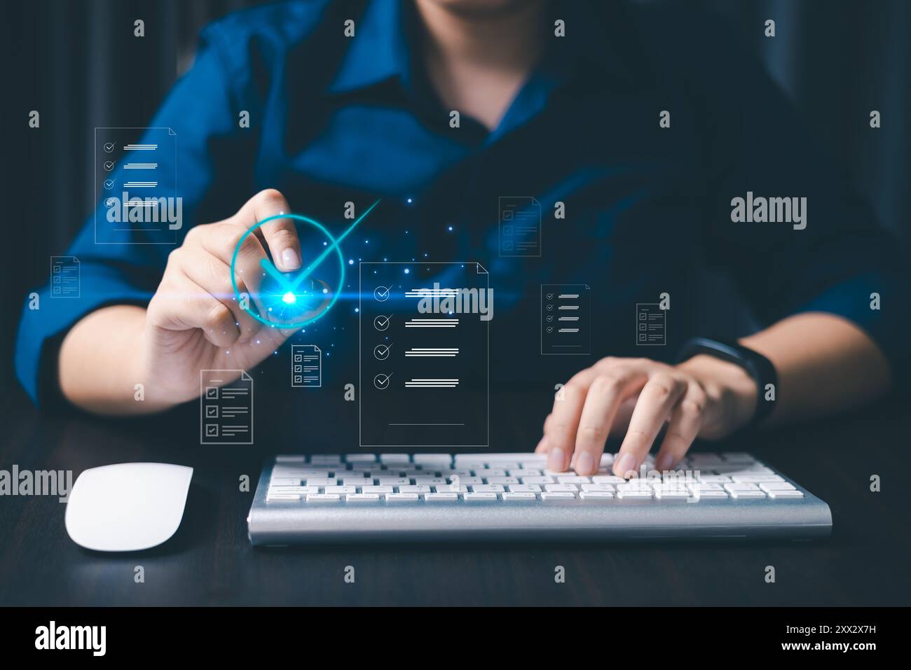 La gestione efficace delle informazioni aziendali richiede l'organizzazione di documenti e dati in un database di uffici online all'interno del cyberspazio. documento, online, autobus Foto Stock