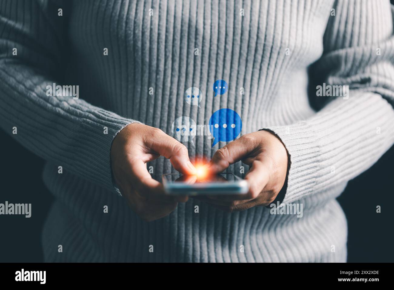 La persona si occupa di marketing e comunicazione aziendale attraverso i social media, chattando su smartphone e navigando sul Web in un vasto mondo del cyberspazio. cy Foto Stock