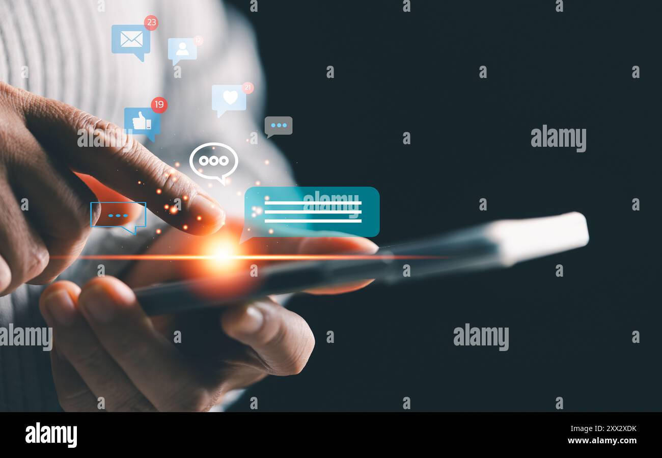 La persona si occupa di marketing e comunicazione aziendale attraverso i social media, chattando su smartphone e navigando sul Web in un vasto mondo del cyberspazio. cy Foto Stock