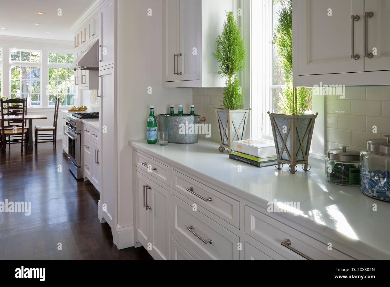 Luminosa e soleggiata dispensa che si affaccia sulla cucina e mostra il tavolo da cucina Foto Stock