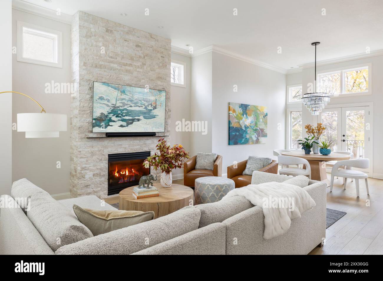 Soggiorno con vista sulla sala da pranzo e sulle porte del patio Foto Stock