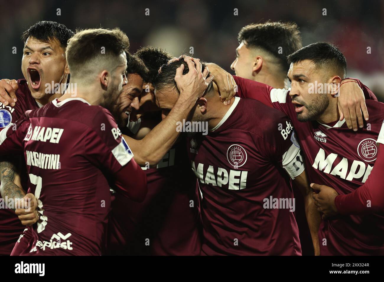 Il difensore argentino della Lanus Carlos Izquierdoz (C) festeggia dopo aver segnato il secondo gol della squadra contro la Liga Deportiva Universitaria dell'Ecuador durante il turno di Coppa Sudamericana di 16 partite di andata, allo stadio Ciudad de Lanus a Lanus, Bueos Aires, il 21 agosto 2024. Foto Stock