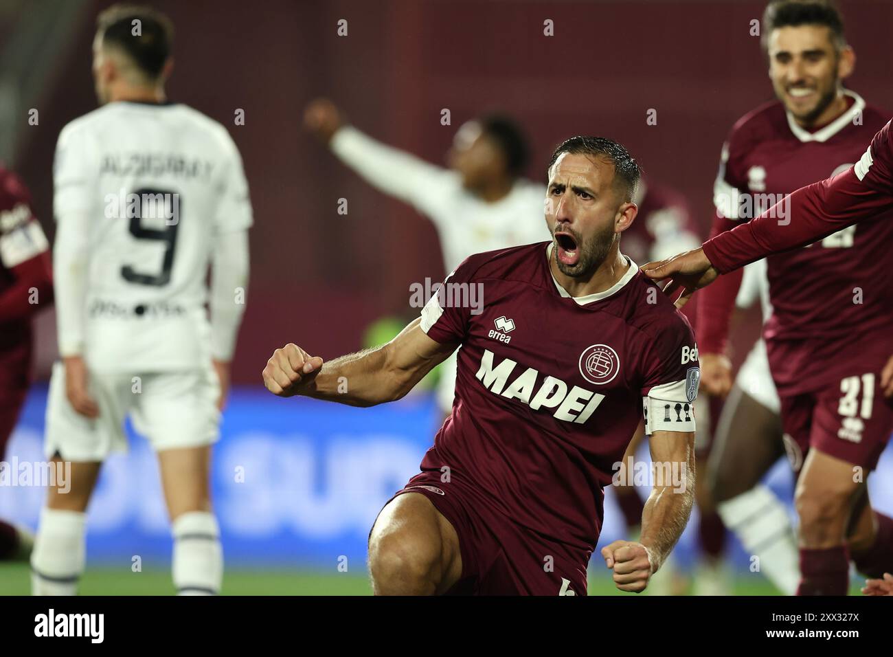 Il difensore argentino della Lanus Carlos Izquierdoz (C) festeggia dopo aver segnato il secondo gol della squadra contro la Liga Deportiva Universitaria dell'Ecuador durante il turno di Coppa Sudamericana di 16 partite di andata, allo stadio Ciudad de Lanus a Lanus, Bueos Aires, il 21 agosto 2024. Foto Stock