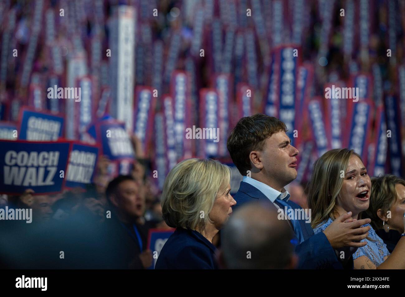 Gus Walz, figlio del governatore Tim Walz e Hope Walz, figlia del governatore Tim Walz, diventa emotivo come governatore Tim Walz (Democratico del Minnesota), candidato del Partito Democratico 2024 per Vice Presidente degli Stati Uniti, pronuncia il suo discorso di accettazione per la nomina del Vice Presidente Democratico alla Convention Nazionale Democratica del 2024 a Chicago, Illinois, USA, allo United Center mercoledì 21 agosto 2024. Crediti: Annabelle Gordon/CNP Foto Stock