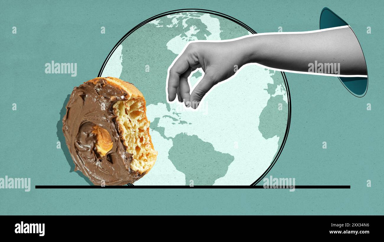 Una mano si sta avvicinando a una mini ciambella con glassa di cioccolato. La mini ciambella si trova su un piatto e la piastra si trova su un tavolo. L'immagine ha un giocoso a Foto Stock