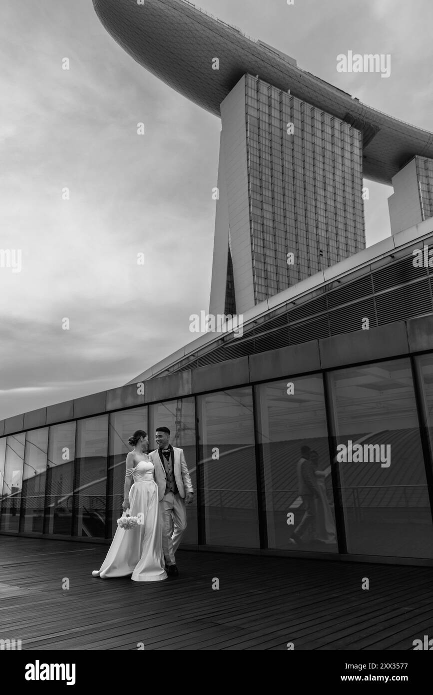 Sposa e sposo sullo sfondo della città di Singapore. Servizio fotografico per matrimoni all'alba. Foto Stock