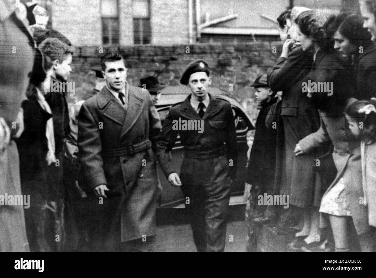 Foto del fascicolo del gennaio 1953 del capo aereo Iain Hay Gordon in uniforme, condotto in un tribunale di Belfast, dove è stato dichiarato colpevole di aver ucciso la figlia del giudice Patricia Curran nella Contea di Antrim, nel novembre 1952. Nel novembre 2000, all'età di 68 anni, Iain Hay Gordon fu giudicato colpevole di uno dei più famigerati omicidi dell'Irlanda del Nord dalla Corte d'appello dell'Irlanda del Nord a Belfast. Data di pubblicazione: Giovedì 22 agosto 2024. Foto Stock