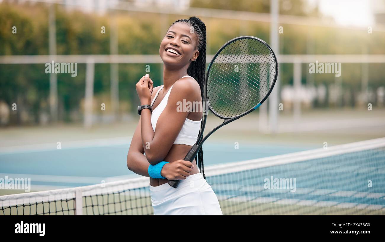 Ritrattista, tennista e donna nera con sorriso, gioco e sicurezza di abilità per la competizione. All'aperto, orgoglioso ed entusiasta di partite, fitness e. Foto Stock