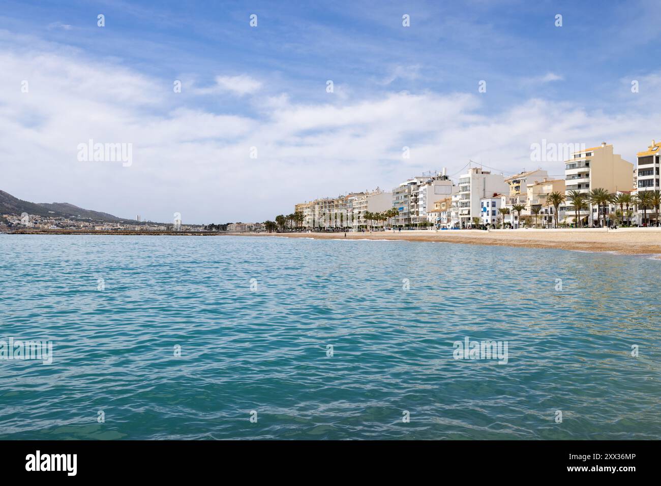 Foto della bellissima spiaggia di Altea, Alicante, in Spagna, che mostra hotel e ristoranti sul fronte spiaggia vicino alla spiaggia di ciottoli conosciuta come Playa la Roda Foto Stock