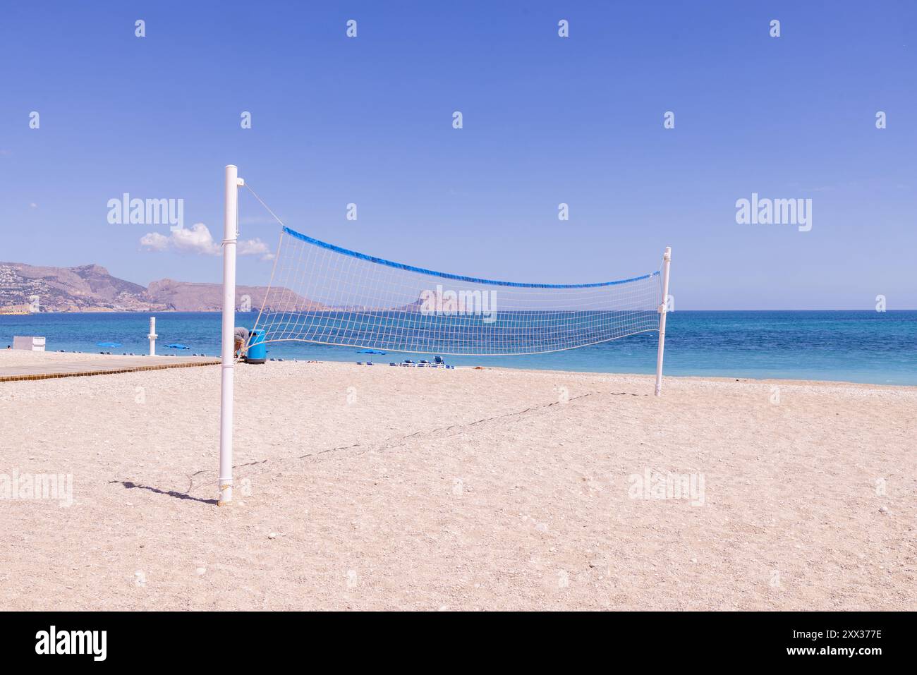 Foto della bellissima spiaggia di Albir, Altea, Alicante in Spagna, che mostra una rete da pallavolo sul fronte spiaggia vicino all'oceano sulla spiaggia conosciuta come Playa d Foto Stock