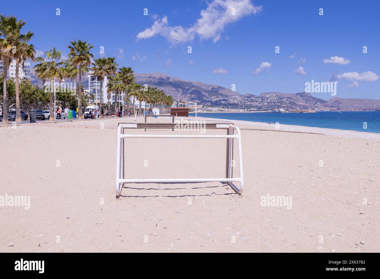 Foto della bellissima spiaggia di Albir, Altea, Alicante in Spagna, che mostra le reti da calcio sul fronte spiaggia, vicino all'oceano, sulla spiaggia conosciuta come Pla Foto Stock